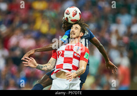 Moskau, Russland. 15. Juli 2018. Sime VRSALJKO, Kroatien Nr.2 konkurrieren um die Kugel, Bekämpfung, Duell, Schneidwerk gegen Blaise MATUIDI, FRA 14 FRANKREICH - KROATIEN FUSSBALL FIFA WM 2018 Russland, Endgültige, Saison 2018/2019, 15. Juli 2018 in Luzhniki Stadion Moskau, Russland. © Peter Schatz/Alamy leben Nachrichten Stockfoto