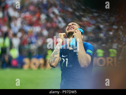 Moskau, Russland. 15. Juli 2018. Moskau, Russland. 15. Juli 2018. Lucas Hernandez, FRA 21 Die offizielle FIFA WM Original Trophäe, Sieger, Sieg, Zeremonie, Frankreich - Kroatien 4-1 FUSSBALL FIFA WM 2018 Russland, Endgültige, Saison 2018/2019, 15. Juli 2018 in Luzhniki Stadion Moskau, Russland. © Peter Schatz/Alamy leben Nachrichten Stockfoto