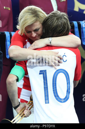 Moskau, Russland. Am 15. Juli 2018. Der kroatische Präsident Kolinda Grabar-Kitarovic (L) umarmt von Kroatien Luka Modric an der Preisverleihung nach der FIFA WM 2018 Endspiel zwischen Frankreich und Kroatien in Moskau, Russland, 15. Juli 2018. Frankreich besiegt Kroatien 4-2 und behauptete den Titel. Credit: Fei Maohua/Xinhua/Alamy leben Nachrichten Stockfoto