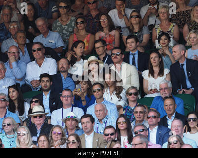 London, Großbritannien. 15. Juli 2018. John vosler, Emma Watson und Luke Evans besuchen singles Final an Tag 13 der Wimbledon Tennis Meisterschaften bei den All England Lawn Tennis und Croquet Club am 15. Juli 2018 in London, England der Männer. Personen: Johannes Vosler, Emma Watson und Luke Evans Credit: Stürme Media Group/Alamy leben Nachrichten Stockfoto