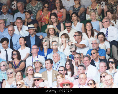 London, Großbritannien. 15. Juli 2018. John vosler, Emma Watson und Luke Evans besuchen singles Final an Tag 13 der Wimbledon Tennis Meisterschaften bei den All England Lawn Tennis und Croquet Club am 15. Juli 2018 in London, England der Männer. Personen: Johannes Vosler, Emma Watson und Luke Evans Credit: Stürme Media Group/Alamy leben Nachrichten Stockfoto