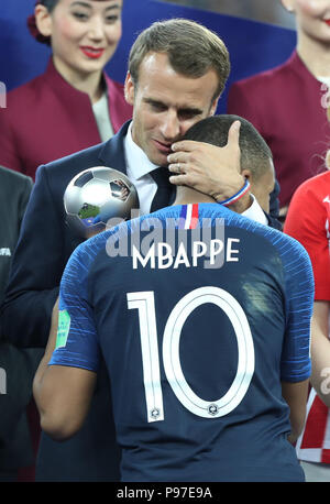Moskau, Russland. Am 15. Juli 2018. Der französische Präsident Emmanuel Längestrich Umarmungen Frankreichs Kylian Mbappe (vorne) bei der Preisverleihung nach der FIFA WM 2018 Endspiel zwischen Frankreich und Kroatien in Moskau, Russland, 15. Juli 2018. Frankreich besiegt Kroatien 4-2 und behauptete den Titel. Credit: Fei Maohua/Xinhua/Alamy leben Nachrichten Stockfoto