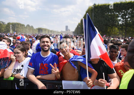 Paris, Frankreich. 15. Juli 2018. Die Anhänger der französischen Mannschaft Fußball sammeln auf dem Champ-de-Mars Fan Zone das Finale der Fussball-WM zwischen Frankreich und Kroatien zu beobachten. Des Fans de l'Equipe de France de Football se rassemblent dans la Fan Zone du Champ-de-Mars regarder la Gießen finale De la Coupe du Monde entre la France et la Kroatien. *** Frankreich/KEINE VERKÄUFE IN DEN FRANZÖSISCHEN MEDIEN *** Credit: Idealink Fotografie/Alamy leben Nachrichten Stockfoto