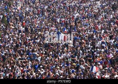 Paris, Frankreich. 15. Juli 2018. Die Anhänger der französischen Mannschaft Fußball sammeln auf dem Champ-de-Mars Fan Zone das Finale der Fussball-WM zwischen Frankreich und Kroatien zu beobachten. Des Fans de l'Equipe de France de Football se rassemblent dans la Fan Zone du Champ-de-Mars regarder la Gießen finale De la Coupe du Monde entre la France et la Kroatien. *** Frankreich/KEINE VERKÄUFE IN DEN FRANZÖSISCHEN MEDIEN *** Credit: Idealink Fotografie/Alamy leben Nachrichten Stockfoto