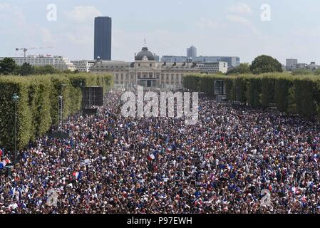 Paris, Frankreich. 15. Juli 2018. Die Anhänger der französischen Mannschaft Fußball sammeln auf dem Champ-de-Mars Fan Zone das Finale der Fussball-WM zwischen Frankreich und Kroatien zu beobachten. Des Fans de l'Equipe de France de Football se rassemblent dans la Fan Zone du Champ-de-Mars regarder la Gießen finale De la Coupe du Monde entre la France et la Kroatien. *** Frankreich/KEINE VERKÄUFE IN DEN FRANZÖSISCHEN MEDIEN *** Credit: Idealink Fotografie/Alamy leben Nachrichten Stockfoto