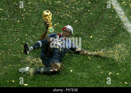 Moskau, Russland. Am 15. Juli 2018. Benjamin Mendy von Frankreich feiert den Sieg nach der FIFA WM 2018 Endspiel zwischen Frankreich und Kroatien in Moskau, Russland, 15. Juli 2018. Frankreich besiegt Kroatien 4-2 und behauptete den Titel. Credit: Wu Zhuang/Xinhua/Alamy leben Nachrichten Stockfoto