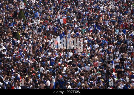 Paris, Frankreich. 15. Juli 2018. Die Anhänger der französischen Mannschaft Fußball sammeln auf dem Champ-de-Mars Fan Zone das Finale der Fussball-WM zwischen Frankreich und Kroatien zu beobachten. Des Fans de l'Equipe de France de Football se rassemblent dans la Fan Zone du Champ-de-Mars regarder la Gießen finale De la Coupe du Monde entre la France et la Kroatien. *** Frankreich/KEINE VERKÄUFE IN DEN FRANZÖSISCHEN MEDIEN *** Credit: Idealink Fotografie/Alamy leben Nachrichten Stockfoto