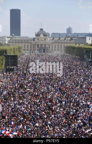 Paris, Frankreich. 15. Juli 2018. Die Anhänger der französischen Mannschaft Fußball sammeln auf dem Champ-de-Mars Fan Zone das Finale der Fussball-WM zwischen Frankreich und Kroatien zu beobachten. Des Fans de l'Equipe de France de Football se rassemblent dans la Fan Zone du Champ-de-Mars regarder la Gießen finale De la Coupe du Monde entre la France et la Kroatien. *** Frankreich/KEINE VERKÄUFE IN DEN FRANZÖSISCHEN MEDIEN *** Credit: Idealink Fotografie/Alamy leben Nachrichten Stockfoto