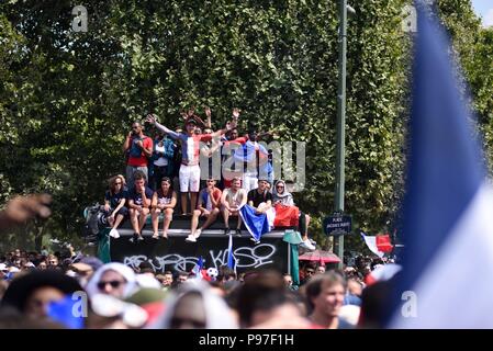 Paris, Frankreich. 15. Juli 2018. Die Anhänger der französischen Mannschaft Fußball sammeln auf dem Champ-de-Mars Fan Zone das Finale der Fussball-WM zwischen Frankreich und Kroatien zu beobachten. Des Fans de l'Equipe de France de Football se rassemblent dans la Fan Zone du Champ-de-Mars regarder la Gießen finale De la Coupe du Monde entre la France et la Kroatien. *** Frankreich/KEINE VERKÄUFE IN DEN FRANZÖSISCHEN MEDIEN *** Credit: Idealink Fotografie/Alamy leben Nachrichten Stockfoto