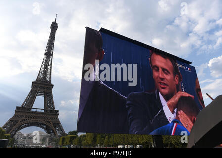 Paris, Frankreich. 15. Juli 2018. Der französische Präsident Emmanuel Längestrich erscheint auf einem großen Bildschirm in der Champ-de-Mars Fan Zone nach Frankreich das World Cup Finale gegen Kroatien 4-2 gewonnen. Le President francais Emmanuel Längestrich sur l'ecran Geant de la Fan Zone du Champ-de-Mars apres la Victoire de la France en finale De la Coupe du Monde face a la Kroatien 4-2. *** Frankreich/KEINE VERKÄUFE IN DEN FRANZÖSISCHEN MEDIEN *** Credit: Idealink Fotografie/Alamy leben Nachrichten Stockfoto