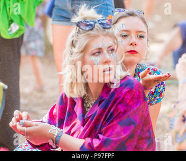 Zwei Mädchen mit bemalten Gesichtern, Weg suchen, auf Latitude Festival, henham Park, Suffolk, England, 15. Juli 2018 Stockfoto