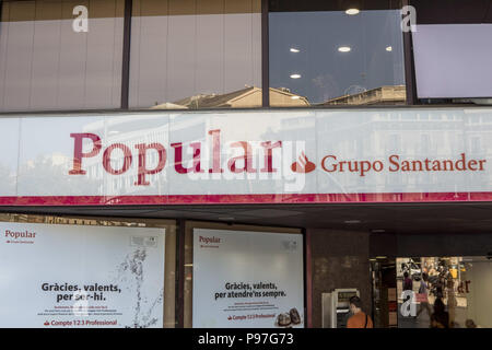 Barcelona, Barcelona, Spanien. 12. Juli 2018. Popular Bank auf Passeig de GrÃ CIA-Straße in Barcelona Barcelona ist eine Stadt in Spanien. Es ist die Hauptstadt und größte Stadt Kataloniens und die zweitgrößte Stadt Spaniens. Im Jahr 2009 war die Stadt Europas und eine der weltweit erfolgreichsten als Stadt Marke geordnet. Im selben Jahr die Stadt Europas vierte beste Stadt für das Business und schnellste Verbesserung der Europäischen Stadt, mit einem Wachstum von 17% pro Jahr verbessert geordnet war, und die Stadt hat sich stark und erneutes Wachstum in den letzten drei Jahren. (Bild: © Victor Stockfoto