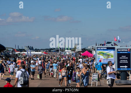 Das Royal International Air Tattoo, RIAT 2018, RAF Fairford. Die riesige Menge und Visiting crews genießen das Wetter bei der Show. Zeilen von Flugzeugen Stockfoto