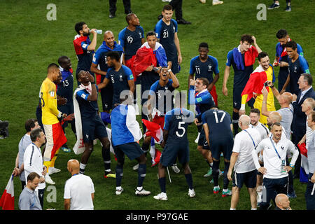 Moskau, Russland. 15. Juli 2018. Frankreich feiern nach der FIFA WM 2018 Endspiel zwischen Frankreich und Kroatien bei Luzhniki Stadium am 15 Juli 2018 in Moskau, Russland. (Foto von Daniel Chesterton/phcimages.com) Credit: PHC Images/Alamy leben Nachrichten Stockfoto