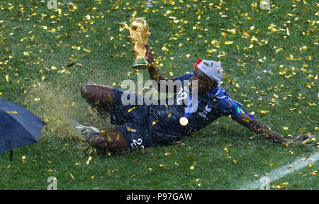 Benjamin Mendy Folien mit der wm FRANKREICH GEGEN KROATIEN FRANKREICH GEGEN KROATIEN, 2018 FIFA WORLD CUP Finale vom 15. Juli 2018 GBC 9713 2018 FIFA World Cup Russland, Endgültige streng redaktionelle Verwendung. Wenn der Spieler/Spieler in diesem Bild dargestellt ist/Spielen für einen englischen Club oder das England National Team. Dann ist dieses Bild darf nur für redaktionelle Zwecke verwendet werden. Keine kommerzielle Nutzung. Folgende Verwendungen sind auch dann eingeschränkt, wenn in einem redaktionellen Kontext: Verwendung in Verbindung mit oder als Teil eines nicht autorisierten Audio-, Video-, Daten-, Spielpläne, Verein/liga Logos, Wetten, Spiele oder 'live' Stockfoto