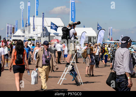 Aviation Fotograf enthusiast Spotter seltsam mit Hilfe einer Trittleiter Foto der Airshow. Massen an der Royal International Air Tattoo Airshow. RAF Fairford Stockfoto