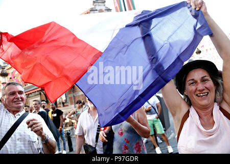 Brüssel, Belgien. 15. Juli 2018. Französische Fans feiern nach dem Finale der Russland 2018 Wm Fußballspiel zwischen Frankreich und Kroatien Quelle: ALEXANDROS MICHAILIDIS/Alamy leben Nachrichten Stockfoto