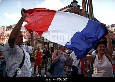 Brüssel, Belgien. 15. Juli 2018. Französische Fans feiern nach dem Finale der Russland 2018 Wm Fußballspiel zwischen Frankreich und Kroatien Quelle: ALEXANDROS MICHAILIDIS/Alamy leben Nachrichten Stockfoto