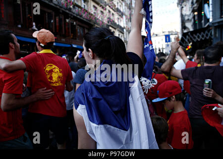 Brüssel, Belgien. 15. Juli 2018. Französische Fans feiern nach dem Finale der Russland 2018 Wm Fußballspiel zwischen Frankreich und Kroatien Quelle: ALEXANDROS MICHAILIDIS/Alamy leben Nachrichten Stockfoto