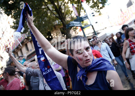 Brüssel, Belgien. 15. Juli 2018. Französische Fans feiern nach dem Finale der Russland 2018 Wm Fußballspiel zwischen Frankreich und Kroatien Quelle: ALEXANDROS MICHAILIDIS/Alamy leben Nachrichten Stockfoto