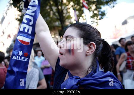 Brüssel, Belgien. 15. Juli 2018. Französische Fans feiern nach dem Finale der Russland 2018 Wm Fußballspiel zwischen Frankreich und Kroatien Quelle: ALEXANDROS MICHAILIDIS/Alamy leben Nachrichten Stockfoto