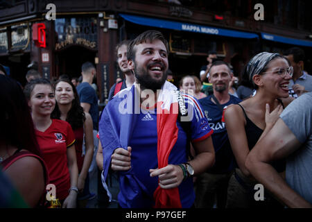 Brüssel, Belgien. 15. Juli 2018. Französische Fans feiern nach dem Finale der Russland 2018 Wm Fußballspiel zwischen Frankreich und Kroatien Quelle: ALEXANDROS MICHAILIDIS/Alamy leben Nachrichten Stockfoto