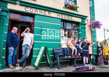 Ardara, County Donegal, Irland. 15. Juli 2018. Junge Musiker erhalten die Traditionen in der Straße vor einer Bar in Irland Nordwesten. Traditionelle irische Musik hat eine lange Geschichte hier. Credit: Richard Wayman/Alamy leben Nachrichten Stockfoto