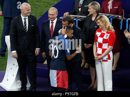 Moskau, Russland. 15. Juli 2018. Emmanuel Längestrich umfasst Kylian MBAPPE aus Frankreich vor des FIFA-Präsidenten Gianni Infantino, der russische Präsident Wladimir Putin und Kroatien & #3 Präsident ent Kolinda Grabar-Kitarovic während eines Spiels zwischen Frankreich und Kroatien gültig für die 2018 World Cup Finale bei den Luzhniki Stadion in Moskau, Russland, statt. (Foto: Rodolfo Buhrer/La Imagem/Fotoarena) Credit: Foto Arena LTDA/Alamy leben Nachrichten Stockfoto