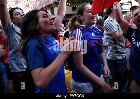 Brüssel, Belgien. 15. Juli 2018. Französische Fans feiern nach dem Finale der Russland 2018 Wm Fußballspiel zwischen Frankreich und Kroatien Quelle: ALEXANDROS MICHAILIDIS/Alamy leben Nachrichten Stockfoto