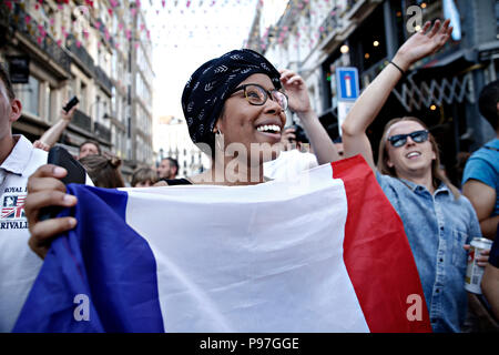 Brüssel, Belgien. 15. Juli 2018. Französische Fans feiern nach dem Finale der Russland 2018 Wm Fußballspiel zwischen Frankreich und Kroatien Quelle: ALEXANDROS MICHAILIDIS/Alamy leben Nachrichten Stockfoto