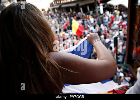 Brüssel, Belgien. 15. Juli 2018. Französische Fans feiern nach dem Finale der Russland 2018 Wm Fußballspiel zwischen Frankreich und Kroatien Quelle: ALEXANDROS MICHAILIDIS/Alamy leben Nachrichten Stockfoto