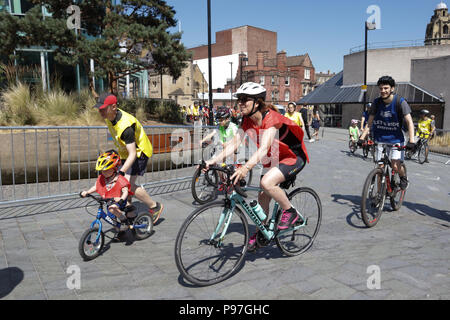 Let's Ride in Sheffield, Großbritannien. 15. Juli 2018. Szenen aus der heutigen Radfahren Veranstaltung in Sheffield durch HSBC UK und British Cycling Credit: Nigel Greenstreet/Alamy Leben Nachrichten organisiert Stockfoto