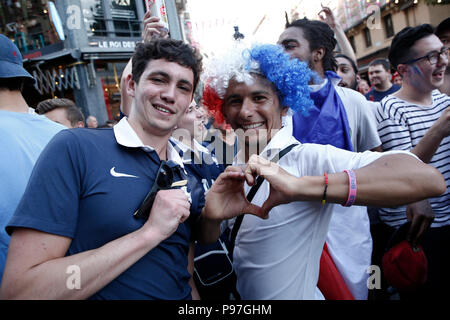 Brüssel, Belgien. 15. Juli 2018. Französische Fans feiern nach dem Finale der Russland 2018 Wm Fußballspiel zwischen Frankreich und Kroatien Quelle: ALEXANDROS MICHAILIDIS/Alamy leben Nachrichten Stockfoto