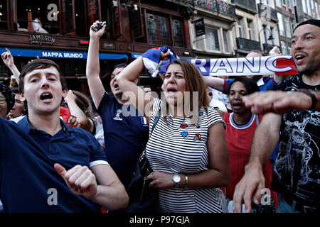 Brüssel, Belgien. 15. Juli 2018. Französische Fans feiern nach dem Finale der Russland 2018 Wm Fußballspiel zwischen Frankreich und Kroatien Quelle: ALEXANDROS MICHAILIDIS/Alamy leben Nachrichten Stockfoto