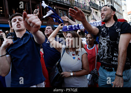Brüssel, Belgien. 15. Juli 2018. Französische Fans feiern nach dem Finale der Russland 2018 Wm Fußballspiel zwischen Frankreich und Kroatien Quelle: ALEXANDROS MICHAILIDIS/Alamy leben Nachrichten Stockfoto