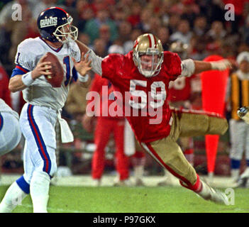 San Francisco, Kalifornien, USA. 30 Nov, 2011. San Francisco 49ers vs New York Giants im Candlestick Park Montag, 3. Dezember 1990. 49ers Beat Riesen 7-3. 49er linebacker Keith DeLong (59) eilt Giants Quarterback Phil Simms Credit: Al Golub/ZUMA Draht/Alamy leben Nachrichten Stockfoto