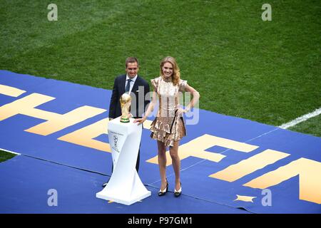 Moskau, Russland. Juli 15th, 2018, ehemaliger deutscher Fußballspieler Philipp Lahm (L) und Russische model Natalia Vodianova präsentieren die WM-Trophäe bei der Abschlussfeier vor der FIFA WM 2018 Endspiel zwischen Frankreich und Kroatien bei Luzhniki Stadion, Moskau. Shoja Lak/Alamy Leben Nachrichten. Stockfoto