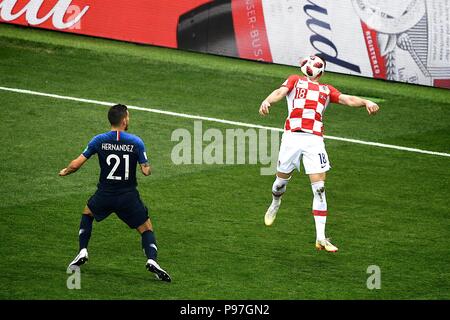 Moskau, Russland. Juli 15th, 2018, Lucas Hernandez von Frankreich und Ante Rebic von Kroatien in Aktion während der FIFA WM 2018 Russland Finale zwischen Kroatien und Frankreich an Luzhniki Stadion, Moskau. Shoja Lak/Alamy leben Nachrichten Stockfoto