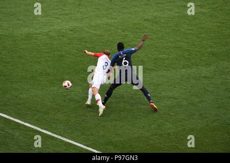 Moskau, Russland. Juli 15th, 2018, Paul Pogba von Frankreich und Ivan Strinic von Kroatien in Aktion während der FIFA WM 2018 Russland Finale zwischen Kroatien und Frankreich an Luzhniki Stadion, Moskau. Shoja Lak/Alamy leben Nachrichten Stockfoto