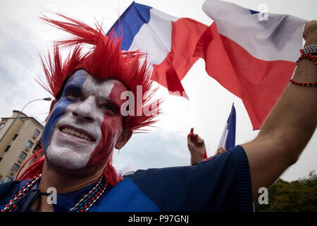 Moskau, Russland. 15., Juli, 2018. Französischen Fans vor dem abschließenden Spiel der WM FIFA Russland 2018, Frankreich gegen Kroatien in der Nähe der Luzhniki Stadion in Moskau, Russland Stockfoto