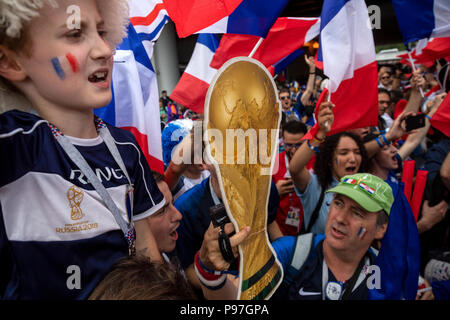 Moskau, Russland. 15., Juli, 2018. Französischen Fans vor dem abschließenden Spiel der WM FIFA Russland 2018, Frankreich gegen Kroatien in der Nähe der Luzhniki Stadion in Moskau, Russland Stockfoto