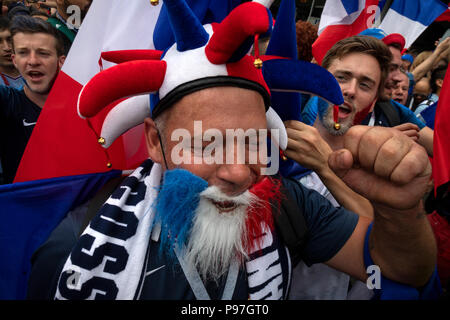 Moskau, Russland. 15., Juli, 2018. Französischen Fans vor dem abschließenden Spiel der WM FIFA Russland 2018, Frankreich gegen Kroatien in der Nähe der Luzhniki Stadion in Moskau, Russland Stockfoto