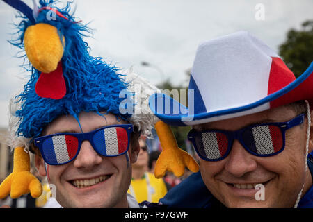 Moskau, Russland. 15., Juli, 2018. Französischen Fans vor dem abschließenden Spiel der WM FIFA Russland 2018, Frankreich gegen Kroatien in der Nähe der Luzhniki Stadion in Moskau, Russland Stockfoto