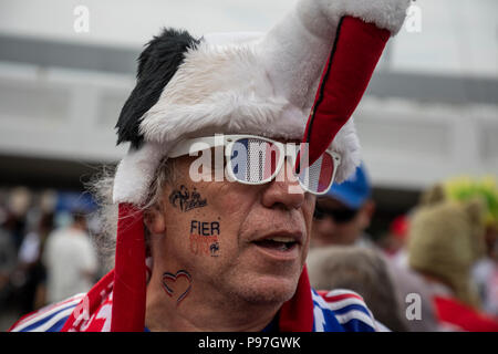 Moskau, Russland. 15., Juli, 2018. Französischen Fans vor dem abschließenden Spiel der WM FIFA Russland 2018, Frankreich gegen Kroatien in der Nähe der Luzhniki Stadion in Moskau, Russland Stockfoto