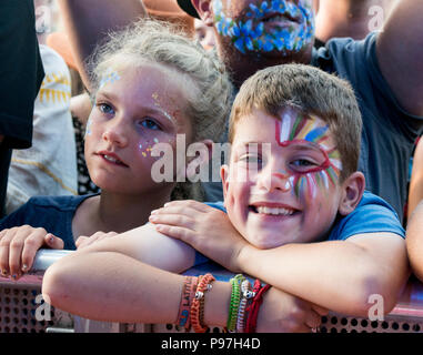 Junge Rag 'n' Bone Fans mit bemalten Gesichtern bei Latitude Festival, henham Park, Suffolk, England, 15. Juli 2018 Stockfoto