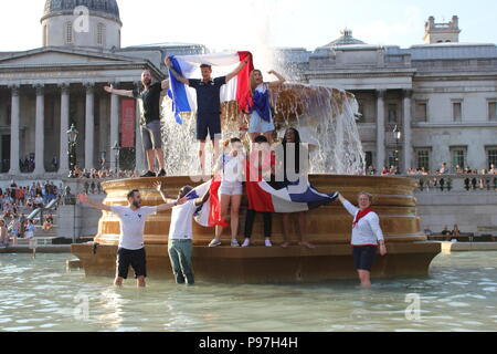 London, Großbritannien. 15. Juli 2018. Französische Fußball-Fans feiern Sieg Weltmeisterschaft gegen Kroatien Tanzen und Singen am Trafalgar Square. 15. Juli 2018. Foto, Photo, Bild, Foto: Lorna Roberts/Alamy leben Nachrichten Stockfoto
