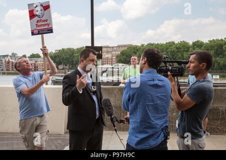 London, Großbritannien. 14. Juli 2018. Pro-Trump Anhänger versammeln sich in der Nähe der US-Botschaft in London der Besuch der 45. Präsident der Vereinigten Staaten in Deutschland zu feiern. Credit: Guy Corbishley/Alamy leben Nachrichten Stockfoto