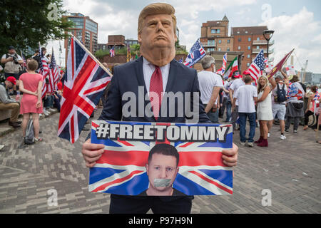 London, Großbritannien. 14. Juli 2018. Pro-Trump Anhänger versammeln sich in der Nähe der US-Botschaft in London der Besuch der 45. Präsident der Vereinigten Staaten in Deutschland zu feiern. Credit: Guy Corbishley/Alamy leben Nachrichten Stockfoto