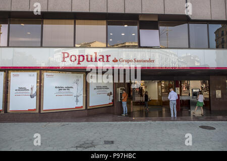 Barcelona, Barcelona, Spanien. 12. Juli 2018. Popular Bank auf Passeig de GrÃ CIA-Straße in Barcelona Barcelona ist eine Stadt in Spanien. Es ist die Hauptstadt und größte Stadt Kataloniens und die zweitgrößte Stadt Spaniens. Im Jahr 2009 war die Stadt Europas und eine der weltweit erfolgreichsten als Stadt Marke geordnet. Im selben Jahr die Stadt Europas vierte beste Stadt für das Business und schnellste Verbesserung der Europäischen Stadt, mit einem Wachstum von 17% pro Jahr verbessert geordnet war, und die Stadt hat sich stark und erneutes Wachstum in den letzten drei Jahren. (Bild: © Victor Stockfoto