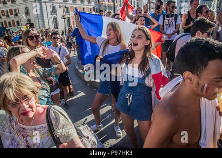 Madrid, Spanien. 15. Juli 2018. Feiern auf den Straßen von Madrid der Weltmeister Frankreich Gutschrift: Alberto Sibaja Ramírez/Alamy leben Nachrichten Stockfoto